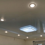Монтаж освещения на натяжной потолок