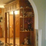 Стенка с шкафчиками и зеркалом